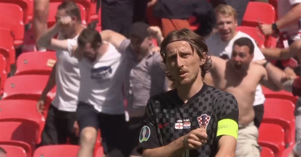 他抢下前场 他抢下前场